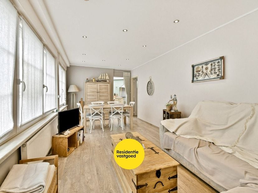 Bent u op zoek naar een compacte, praktische woning volledig op het gelijkvloers? Dan is deze charmante hoekwoning zeker een bezoek waard. Via de inko