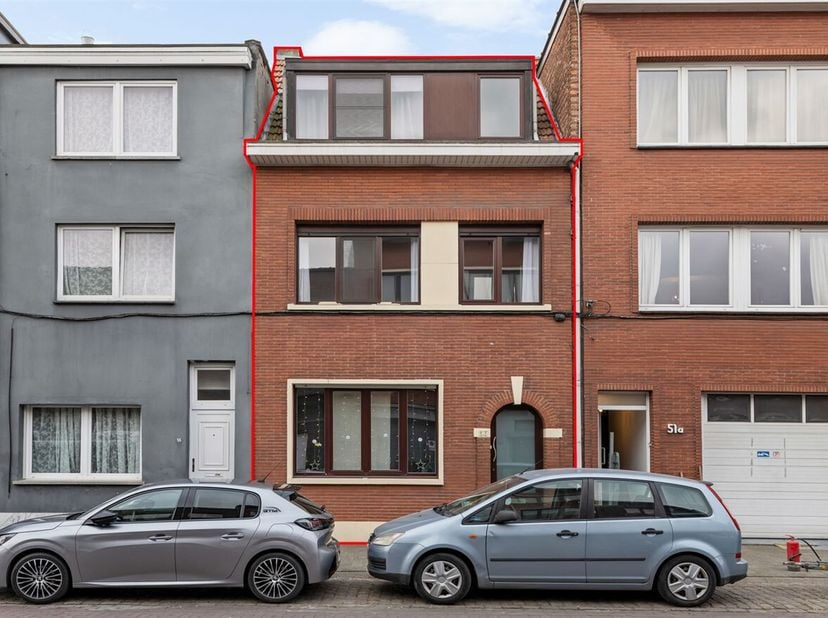 Ligging: Deze ruime woning is zeer centraal en gunstig gelegen nabij de Bredabaan. Verschillende scholen, winkels, horeca en het openbaar vervoer in d