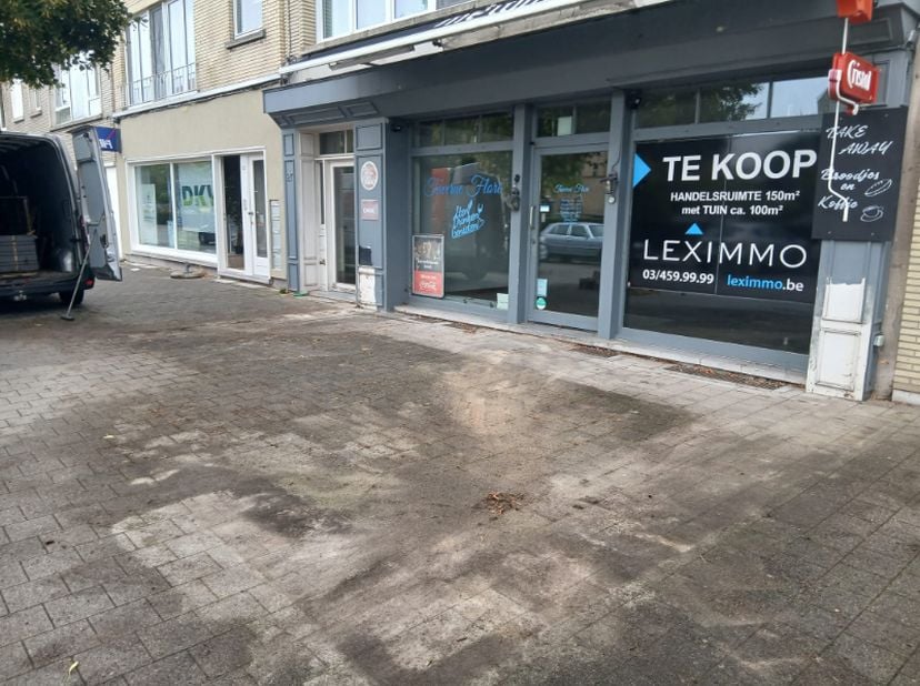 Gunstig &amp;amp; commercieel gelegen handelsgelijkvloers aan de Oosterveldlaan, een zijstraat van de Prins Boudewijnlaan, recht tegenover het ZAS Augusti
