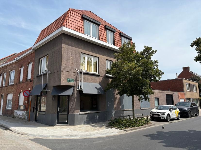 Bent u op zoek naar een veelzijdig en instapklaar handelspand op een vlot bereikbare locatie? Dan is dit handelspand in de Wagnerstraat te Assebroek b