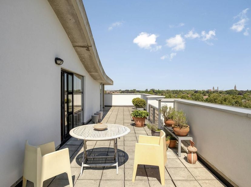 Dit unieke appartement bevindt zich in de Residentie Kiana ontworpen door Govaert &amp; Vanhoutte Architects. Met een bewoonbare oppervlakte van maar lief