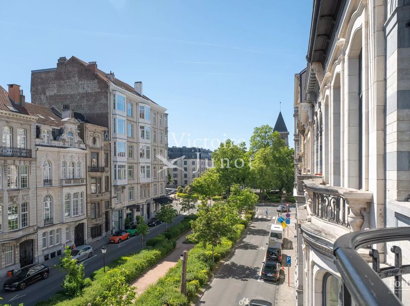 Victoire Junot stelt u voor, in de zeer gegeerde Lepoutrewijk, op een steenworp van het Brugmannplein, dit prachtige penthouse van ± 230 m² verdeeld o