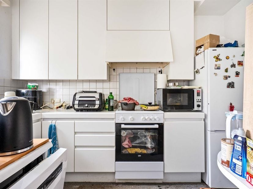 Ligging: Dit aangename gelijkvloerse appartement is gelegen in de Doornstraat te Wilrijk, op een centrale maar residentiële locatie vlak bij het Park