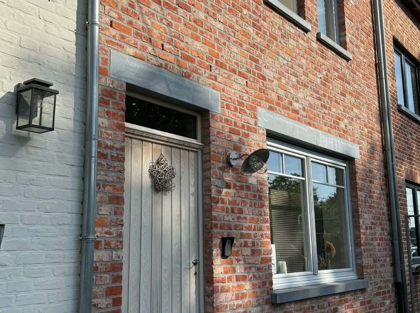 Charmante rijwoning gelegen aan de voet van het vernieuwde stadspark "De Motten". De woning is totaal gerenoveerd, deels nieuwbouw. Zeer rustig gelege