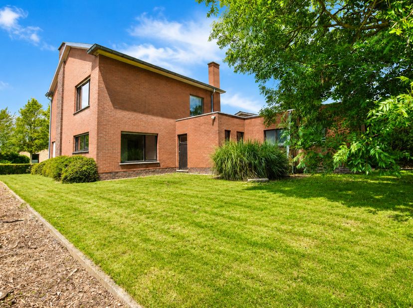 Bent u op zoek naar een woning met ruimte, potentieel en een uitstekende ligging? Deze alleenstaande woning bevindt zich in het charmante dorp Adegem,