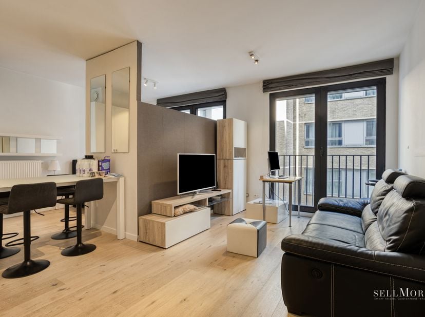 Instapklaar en volledig gemeubeld appartement van 56 m² op de 3e verdieping in het gegeerde project Chambon, midden in het centrum van Brussel. Lichtr