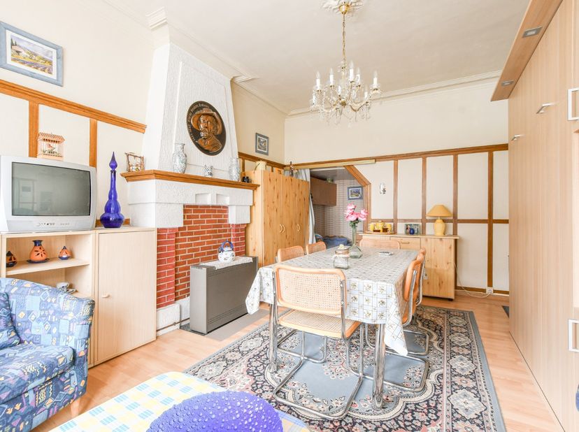 Droomt u van een eigen stek aan de Belgische kust? Deze charmante studio van 37 m² is de perfecte uitvalsbasis voor wie wil genieten van zon, zee en s