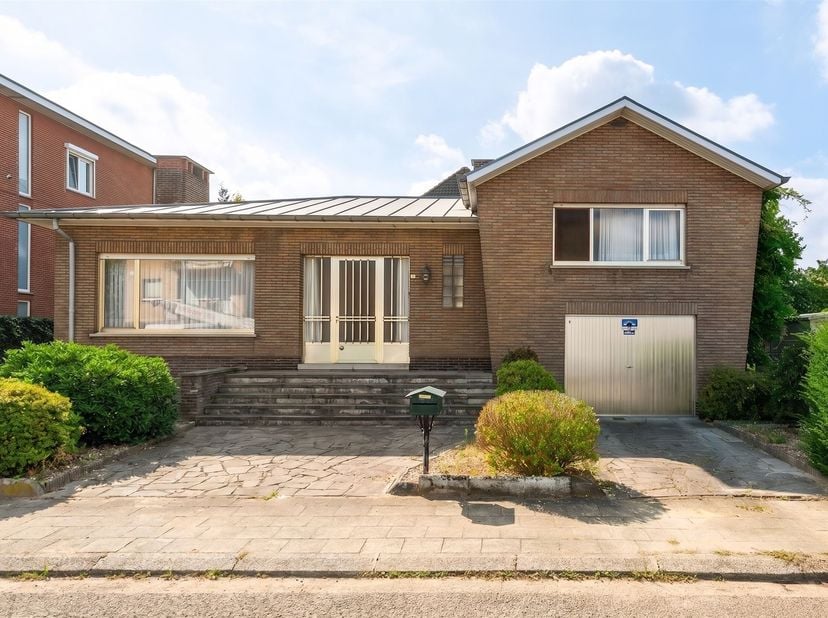 Unieke woonst met garage uiterst rustig gelegen<br />
Ligging: rustige wijk nabij Kopstraat, park Vordenstein op wandelafstand, invalsweg naar Brassc