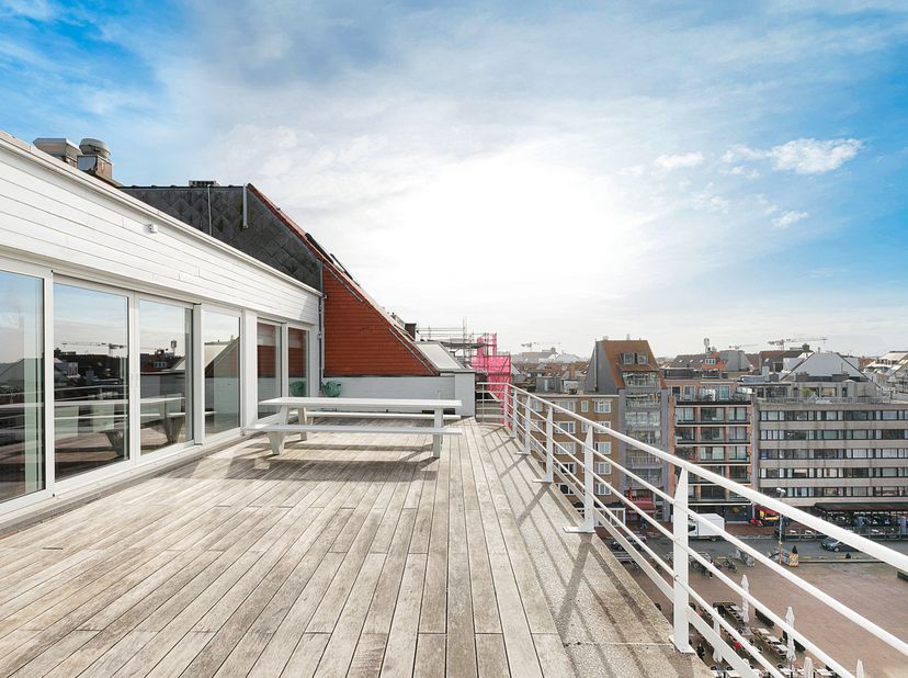 Gelegen op een absolute toplocatie aan het Van Bunnenplein, bij het begin van de Kustlaan, geniet deze ruime penthouse van een uitzonderlijke gevelbre