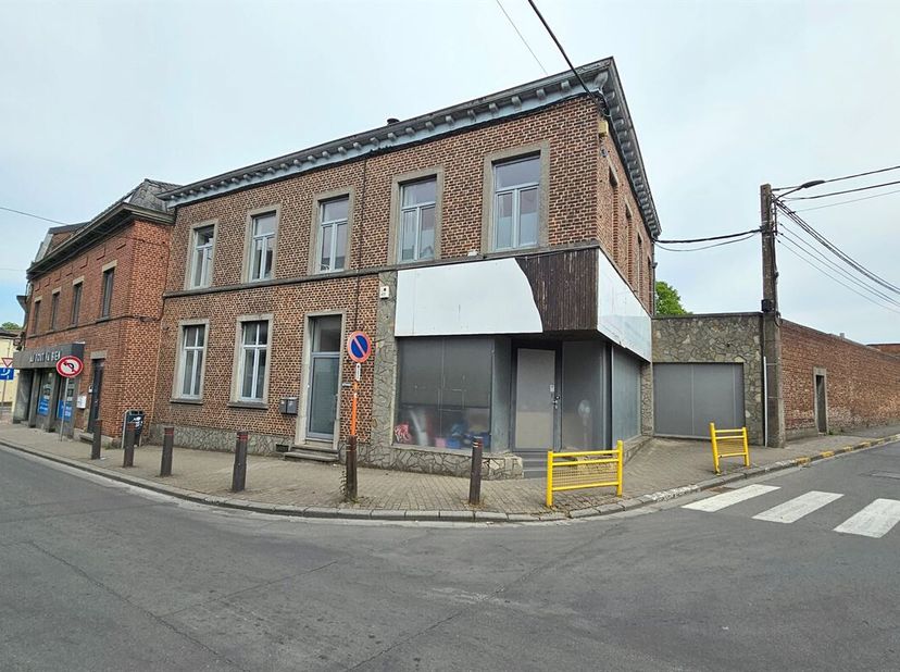 Prix: Offre à partir de 240.000 euros, frais d'agence non inclus et à charge de l'acquéreur.<br />
Bâtiment de plus de 400 m² dans le centre de Dour.<