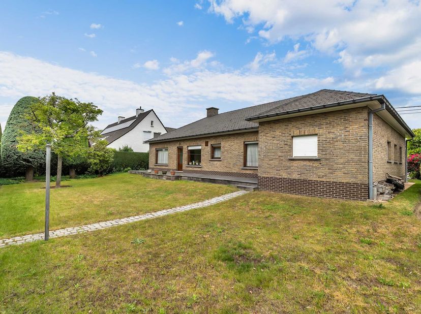 Op zoek naar een ruime woning met karakter en potentieel?<br />
<br />
Deze statige bungalow aan de Desselgemseweg 119 in Waregem biedt een unieke kan