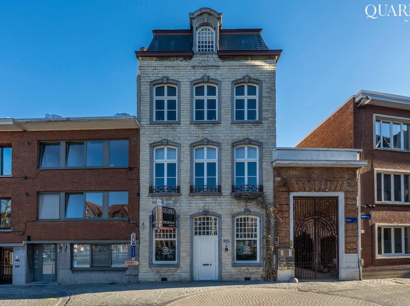 Au cœur de Malines, au bord de la Dyle, derrière la façade attrayante d'un élégant bâtiment patrimonial, avec vue sur le fleuve, le Kraanbrug et les m