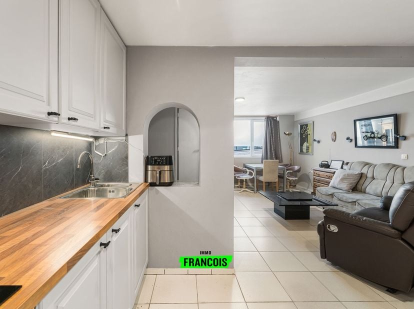 Op de Charlierhelling in Blankenberge, op amper 50 meter van het strand, bevindt zich dit instapklare appartement met een oppervlakte van 69 m². Dankz