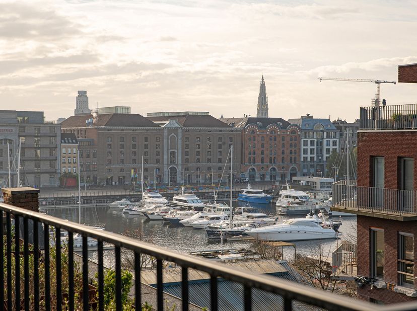 Uniek duplex-penthouse met indrukwekkend terras, gelegen op een absolute toplocatie op ’t Eilandje<br />
Dit uitzonderlijke penthouse bevindt zich in