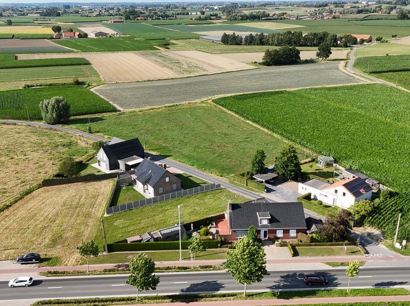 Op een uitstekende locatie langs de Diksmuidesteenweg in Hooglede, vlakbij het rondpunt van Sleihage, bevindt zich deze verzorgde en bijzonder degelij