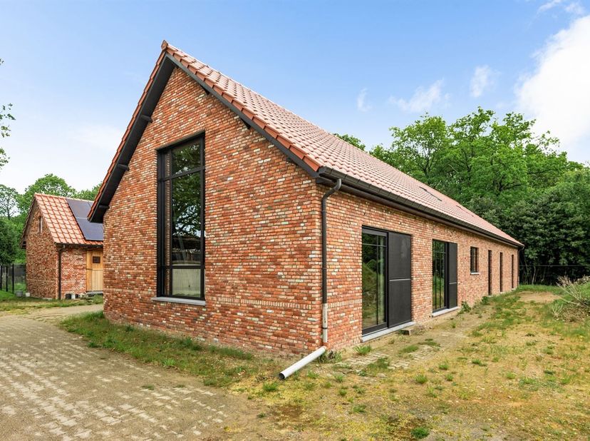 Af te werken hoeve met instapklare bijbouw.<br />
Gelegen in een rustige straat in Helchteren bevindt zich deze unieke casco hoevewoning, bereikbaar v