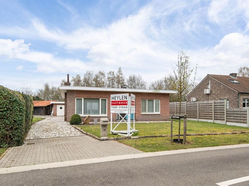 Cette maison, construite en 1963, est située sur un terrain spacieux et unique. Au fil des ans, elle a été soigneusement entretenue et rafraîchie à pl