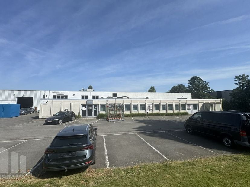 Entrepôt d’une superficie totale de 1.375&amp;nbsp;m² avec 573 m² de bureaux, implanté sur un terrain de 3.896 m², à vendre.<br />
Idéalement situé à seul