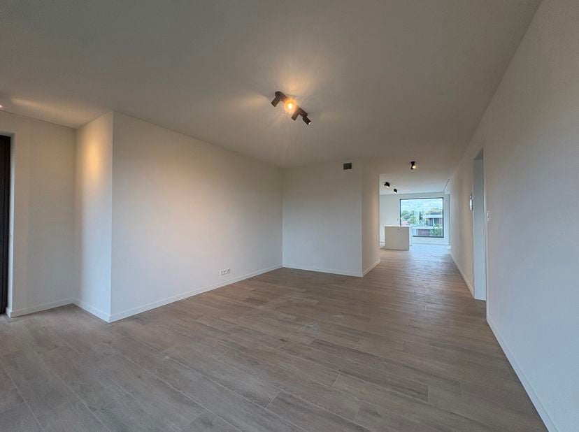 Vraag uw bezoek aan via immodavinci.be<br />
Ligging<br />
Dit stijlvolle nieuwbouwappartement is uitstekend gelegen in Zwijnaarde, op een strategisch