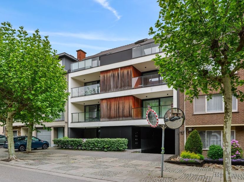 In de Tichelrijstraat in Sint-Truiden bevindt zich dit modern en instapklaar appartement op de derde verdieping. Deze aangename woonst combineert ruim