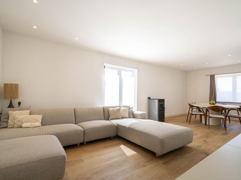 Gelijkvloers 1-slaapkamer appartement te huur in Diepenbeek<br />
<br />
Dit lichtrijk appartement werd recent volledig gerenoveerd. Het beschikt over