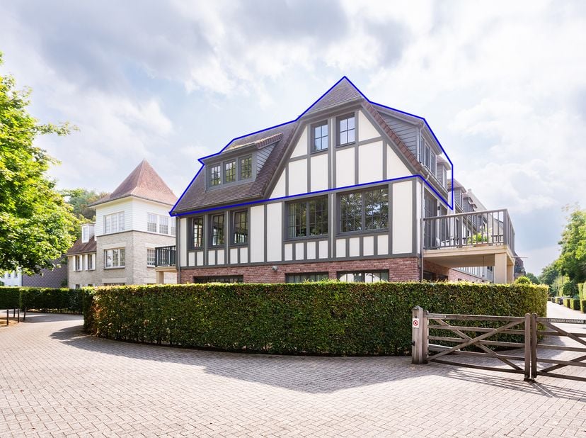 Boechout – Parkdomein Binnenhof. Ruim en lichtrijk dakappartement met 2 slaapkamers, 2 badkamers, terras en parking. Uitstekend gelegen in de directe