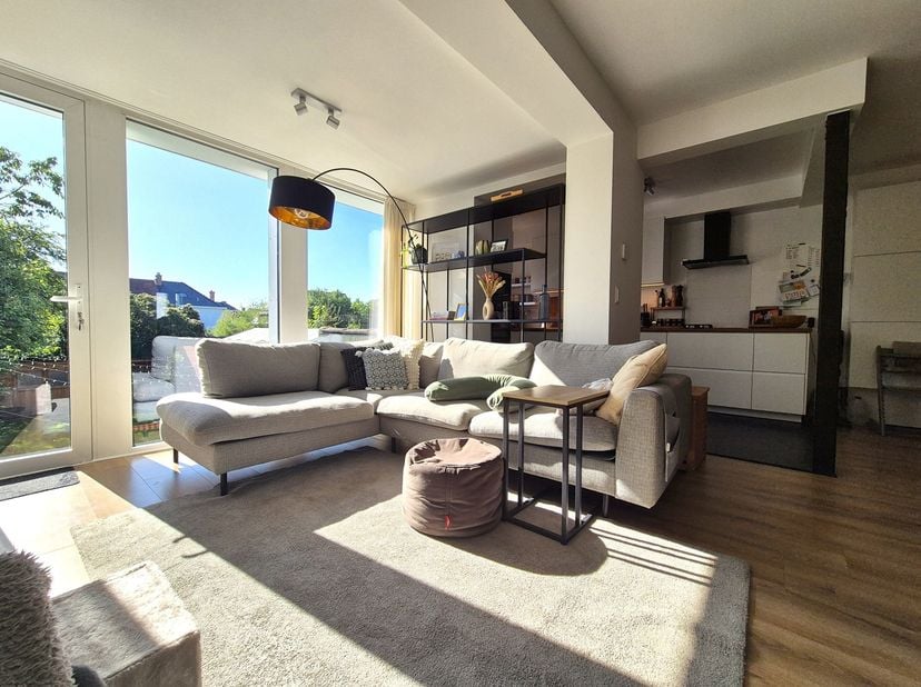 Vlakbij het provinciaal domein op een gegeerde locatie bieden we dit uitzonderlijk appartement met prachtige tuin aan. Het kleinschalig gebouw met sle