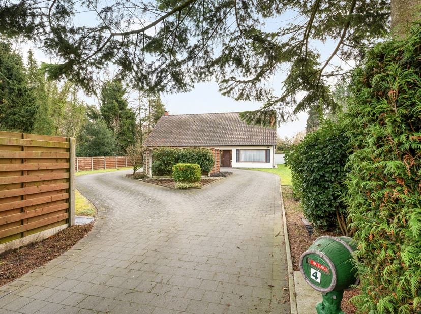 Goedgelegen laagbouw gezinswoning met 2 slaapkamers en riante tuin op 2133m² te Retie. De zolderverdieping biedt mogelijkheden om uit te breiden.<br /