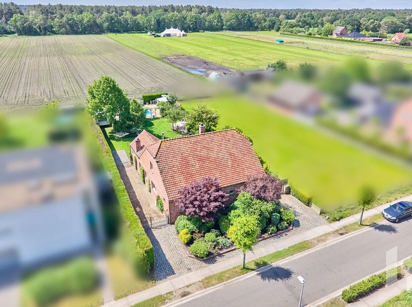Mooie, landelijke woning (317 m²) met een gezellige woonkamer uitgerust met houthaard, 5 slaapkamers, een ruime badkamer voorzien van bad en douche en