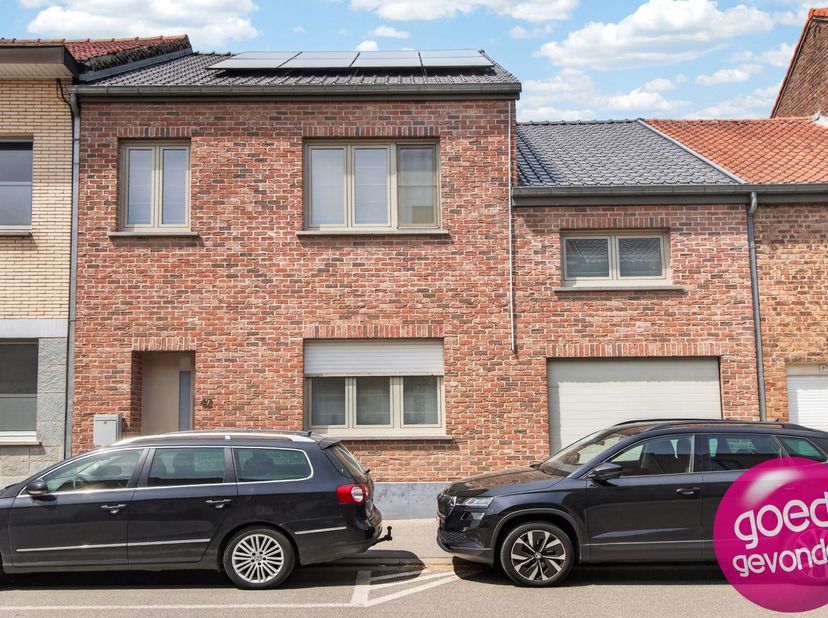 INSTAPKLARE en ENERGIEZUINIGE GEZINSWONING met 4 SLAAPKAMERS, inpandige GARAGE en zonovergoten TUIN.<br />
Deze bijzonder gezellige en volledig instap