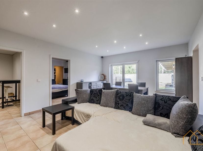 Welkom in deze uniek gelegen woning in Olen! Met een bewoonbare oppervlakte van 90 m², op een perceel van 248 m² is het ideaal als woonst of vakantiew