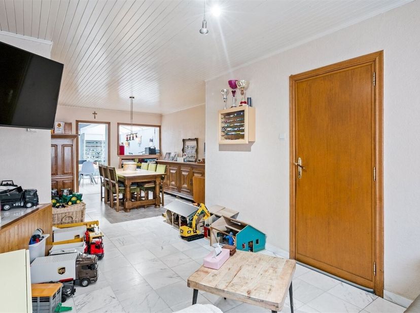 Charmante Te Renoveren Woning op Centrale Ligging in Niel<br />
Deze te renoveren woning is gunstig gelegen vlak bij het centrum van Niel, winkels, sc