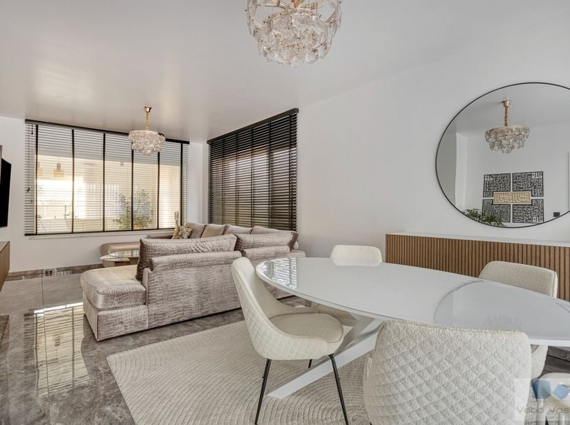 Op uitstekende locatie te Herenthout, bevindt zich deze instapklare gezinswoning met 3 ruime slaapkamers, tuin en vrijstaande garage.<br />
<br />
Dez