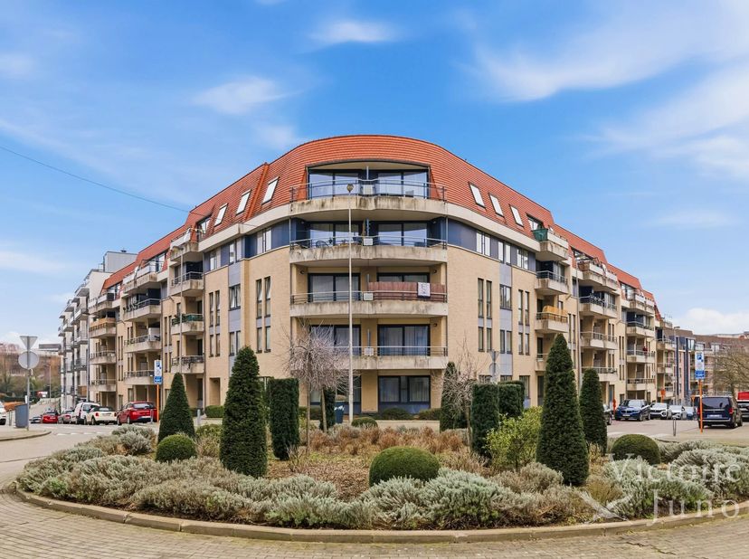 Ruim en licht 2-kamer appartement in uitstekende staat<br />
Inkomhal, toilet en lavabo<br />
Ontvangstruimtes +/- 27m2, toegang tot terras Zuid 10m²<