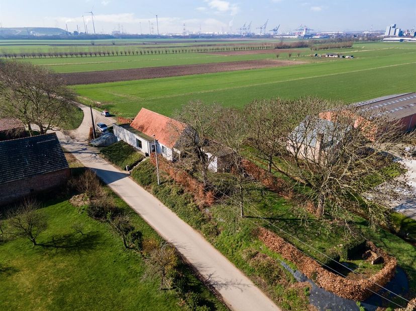Totaal gerenoveerde villa op een prachtig perceel van bijna 1300m² te koop in Hoevenen.<br />
Ligging: Een ideaal zuidwest geörienteerd perceel met pr