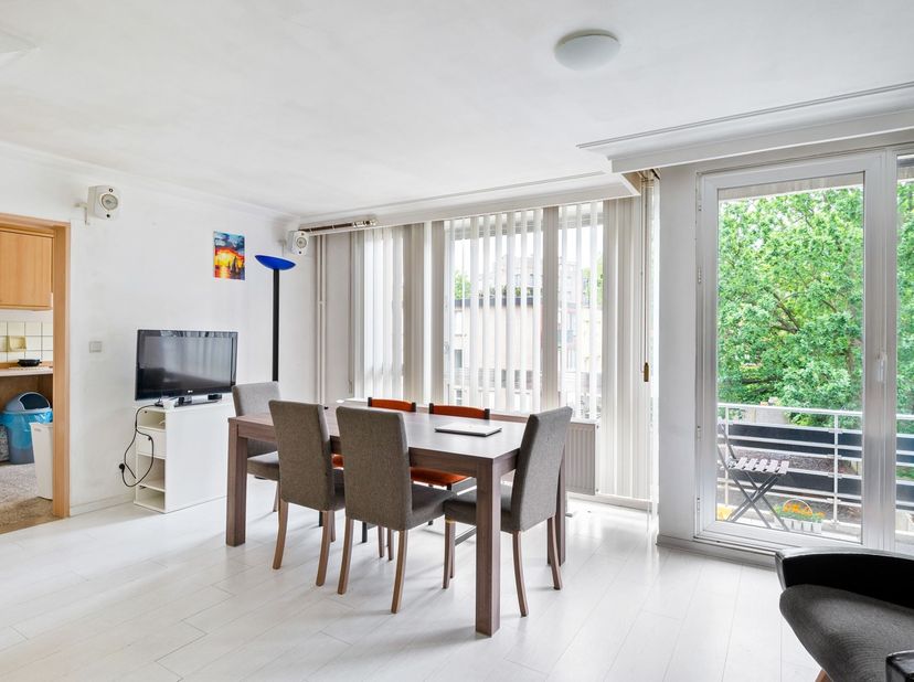 Cet appartement se trouve au deuxième étage d'un immeuble bien entretenu avec ascenseur, situé sur la Bisschoppenhoflaan à Deurne. Grâce à sa situatio