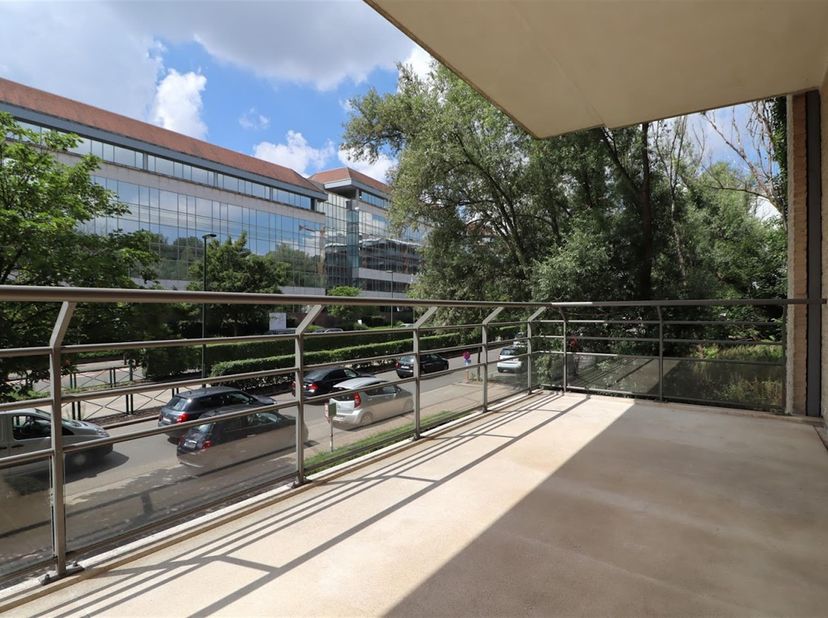 WOLUWE-SAINT-LAMBERT, dicht bij winkels en openbaar vervoer. Prachtig appartement van 130m² (3 slpk/2bad) met terras. Gelegen op de 1ste verdieping, b