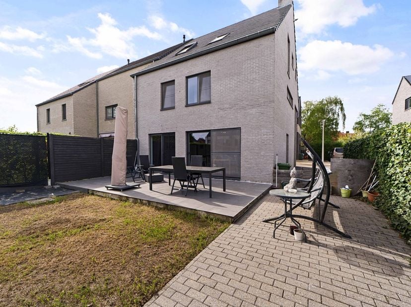 Ontdek deze verrassend ruime en lichtrijke gezinswoning, ideaal gelegen in een rustige, doodlopende straat tussen de kleine en grote ring. Hier geniet
