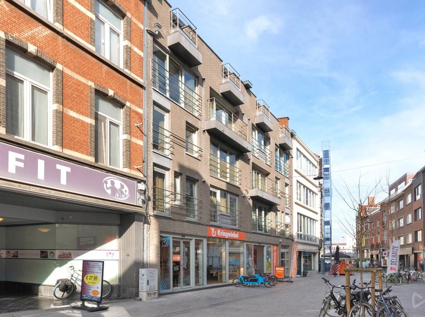 Découvrez cette chambre d'étudiant prête à emménager au cœur de Louvain, située dans la résidence Majstro (construite en 2010) au 245 Diestsestraat, b