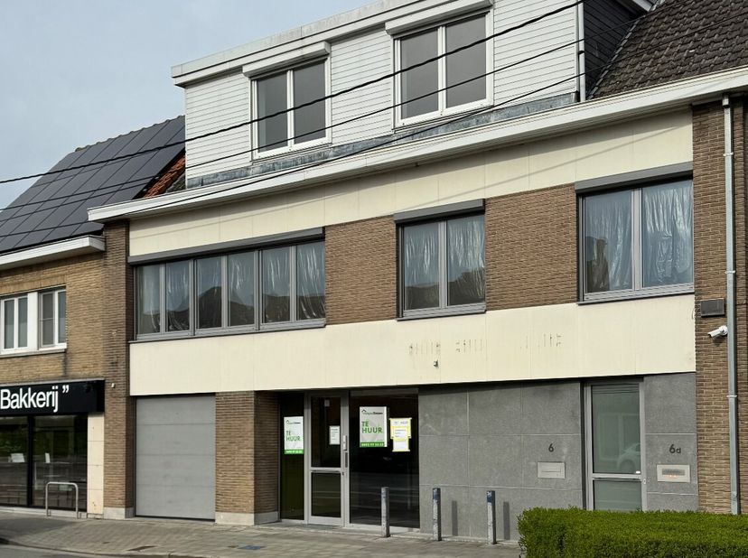 Op zoek naar een veelzijdige en instapklare commerciële ruimte? Deze eigendom in Vleteren biedt een professionele setting met tal van mogelijkheden vo