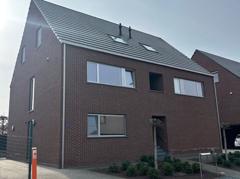 Interessante opbrengsteigendom met toekomstpotentieel in Lanaken.<br />
Op zoek naar een zorgeloze investering met stabiele inkomsten en groeimogelijk