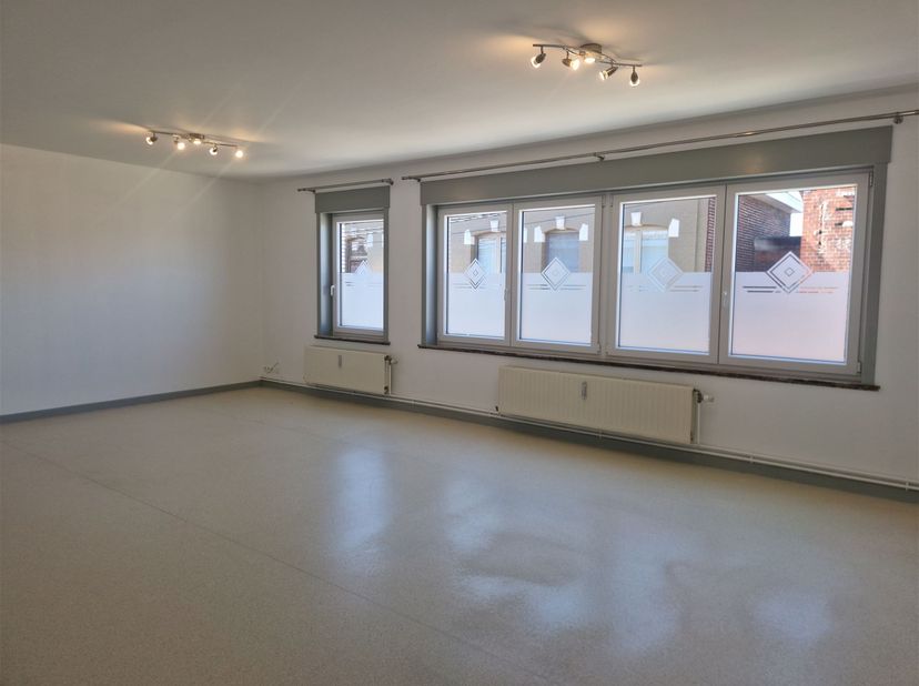 Prachtig, volledig gerenoveerd appartement met 3 slaapkamers in het centrum van Basècles, dicht bij alle voorzieningen.<br />
<br />
De woning, met