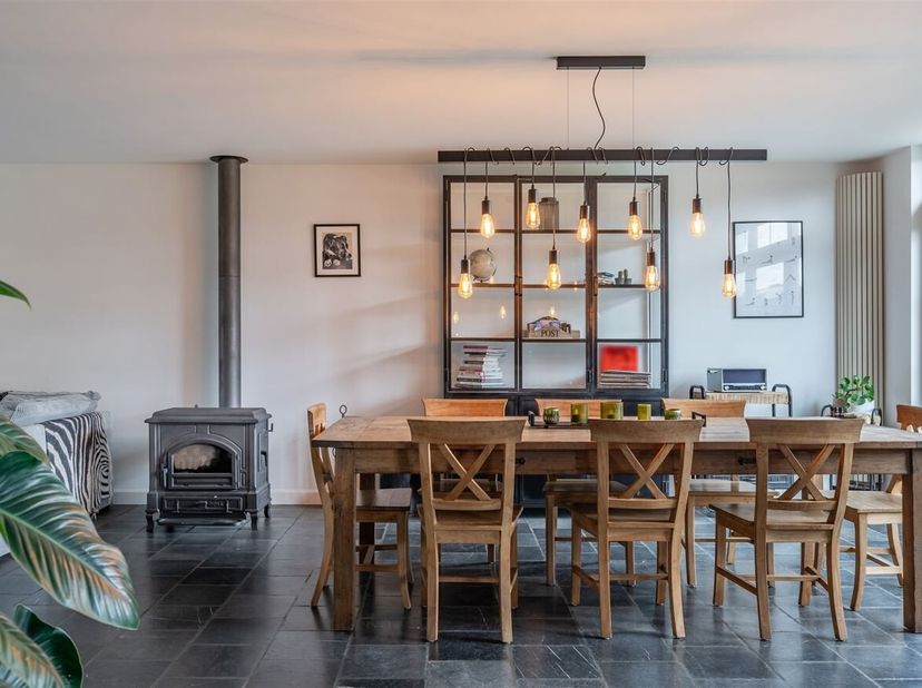 Stap binnen in deze charmante woning. De inkomhal is voorzien van een vestiaire en een gastentoilet. Een hoogwaardig afgewerkte stalen deur leidt ons