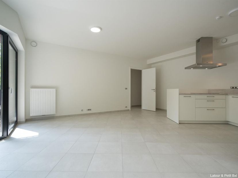 UKKEL/STALLE, vlakbij het gemeentehuis van Ukkel, het treinstation en de Ring (R0). Prachtig recent APPARTEMENT (3CH/2SDB) van ±105m² met terras en pa