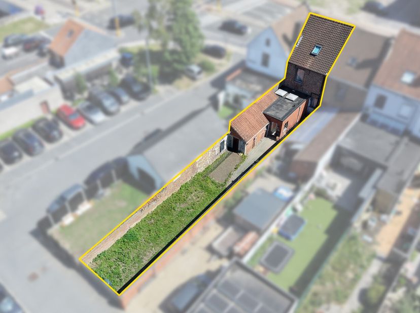 Kijkdag op zaterdag 11 juli - op afspraak!<br />
Ruime rijwoning met vier slaapkamers en diepe tuin op een perceel van 220 m², gelegen in Sint-Andries