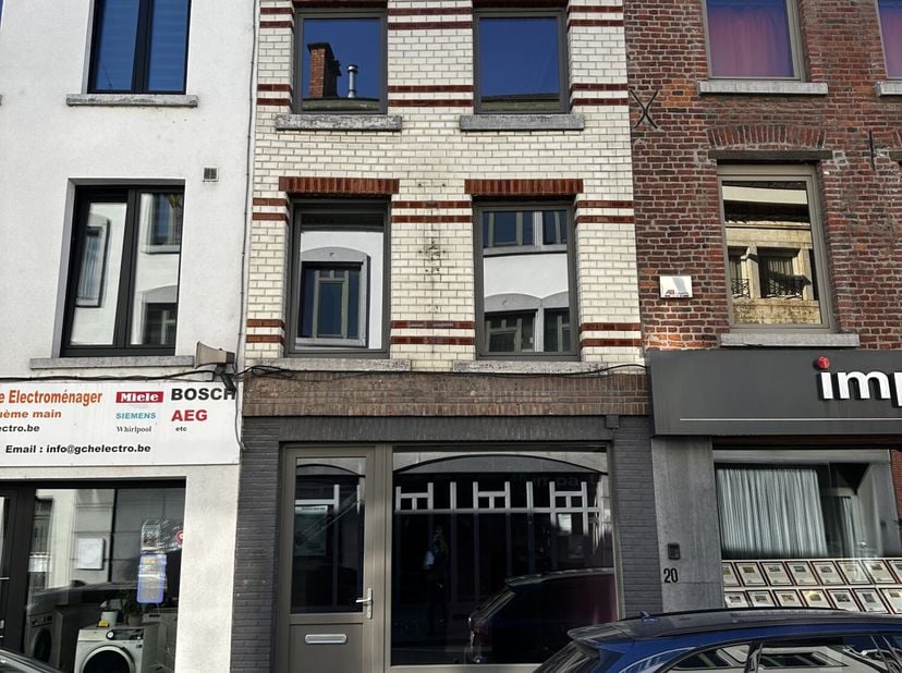 Idéallement situé dans la rue commerçante principale et à 200m de la Place d'Enghien, surface commerciale de +/- 70m² composé d'un rez de chaussée de