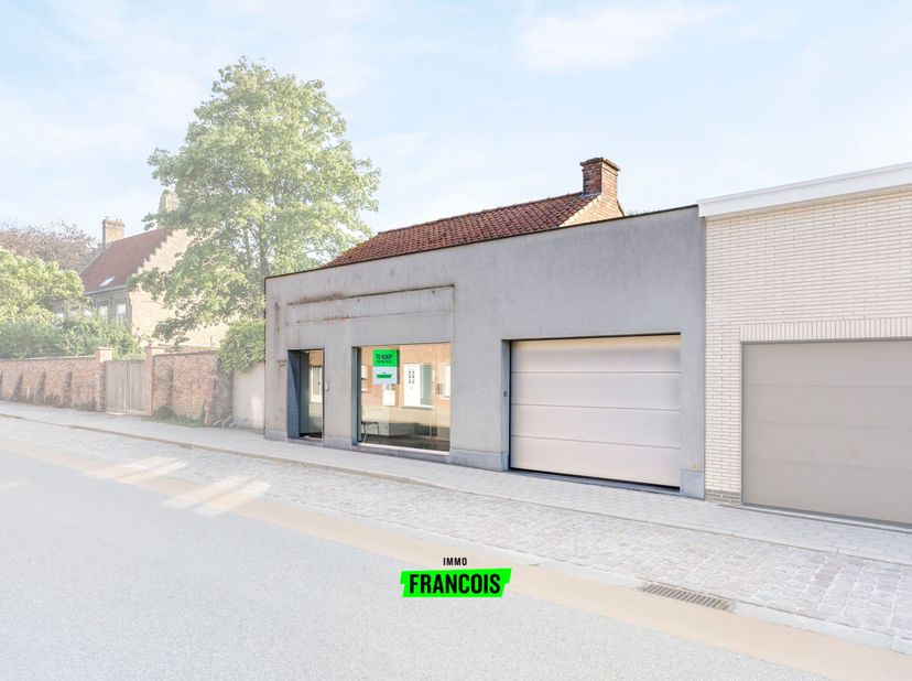 In het bosrijke Merkem, centraal gelegen tussen Diksmuide en Ieper, bevindt zich een gerenoveerde woning dat werd uitgebaat als kantoor.<br />
Het han