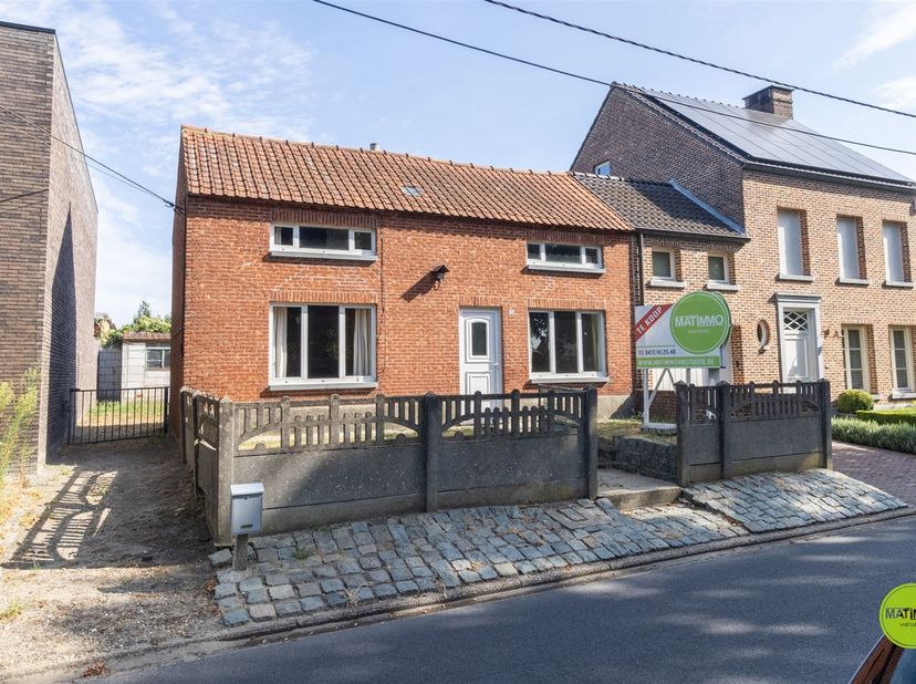 Op zoek naar een compact renovatieproject dat je volledig naar eigen smaak kunt vormgeven? Deze halfopen bebouwing uit ca. 1930 beschikt over een bewo
