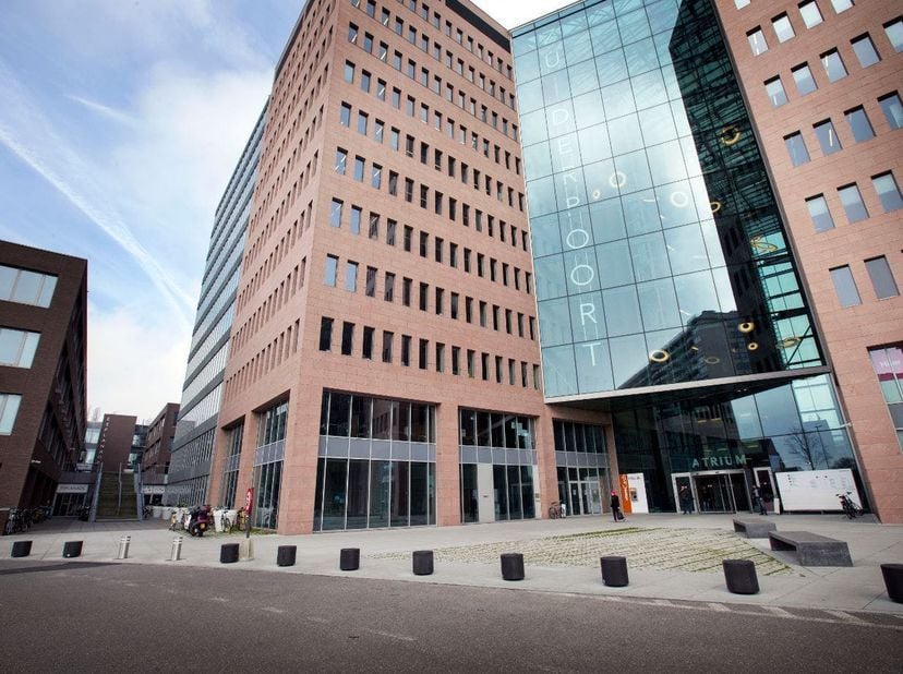 Ces bureaux modernes à louer sont situés dans le Zuiderpoort Office Park, un complexe de bureaux bien visible et facilement accessible à Gand. L'ensem