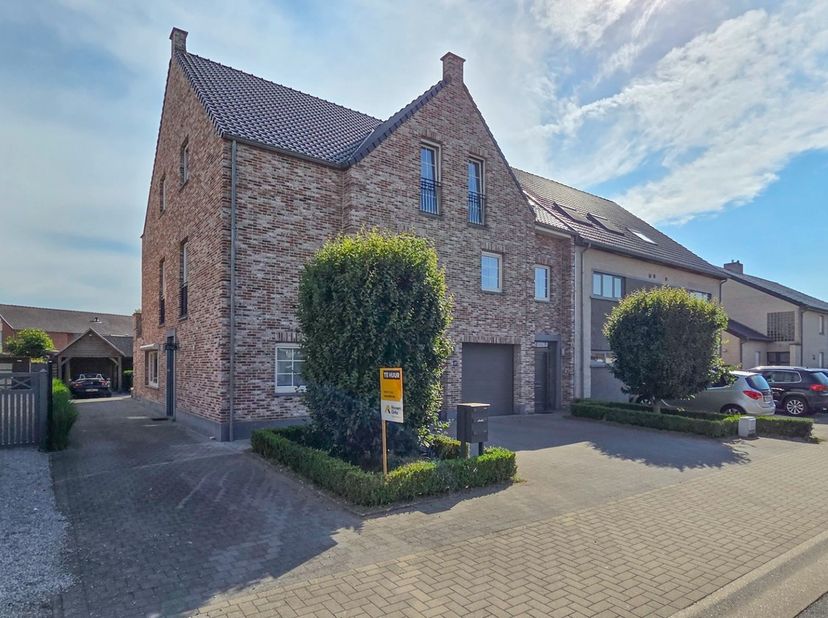 Prachtig en hoogwaardig afgewerkt gelijkvloers appartement met drie volwaardige slaapkamers en een uitzonderlijke troef: een privatieve tuin in het ce
